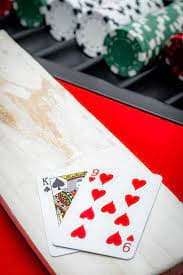 Studio kasino langsung dengan dealer profesional yang sedang memandu sesi baccarat secara live